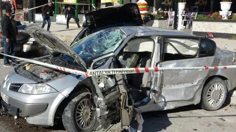 Makas atan araç park halindeki araca çarptı 3 kişi yaralandı