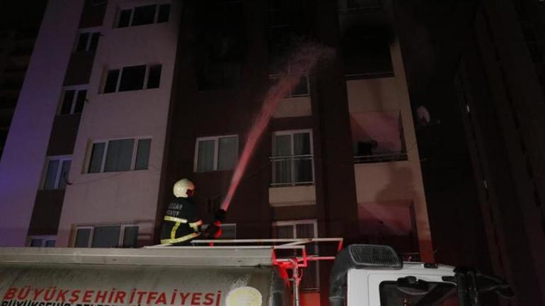 Elektrik kontağından çıkan yangın evi küle çevirdi