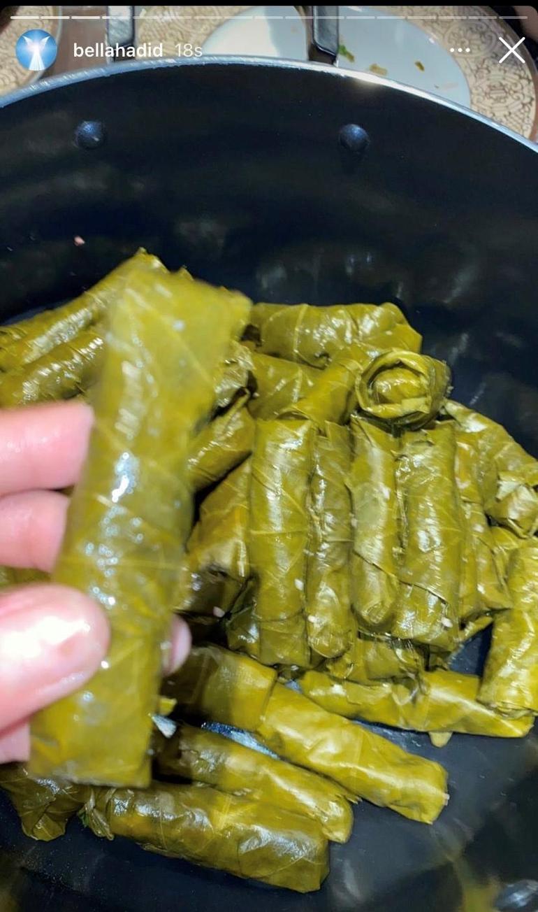 Bella Hadid mutfağa girip sarma yaptı