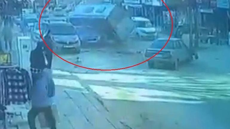Yan yatan minibüsün altında kalmaktan saniyelerle kurtuldu