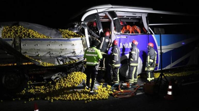 Yolcu otobüsü TIRa çarptı: 1 can kaybı, çok sayıda yaralı var