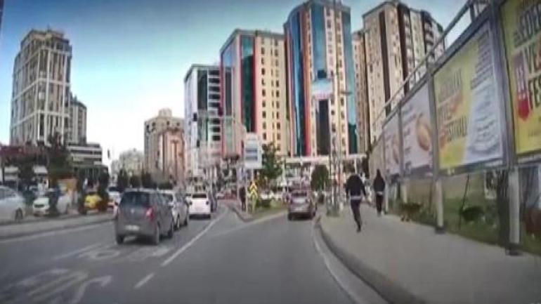 Esenyurtta köpeklerin kovaladığı kişi, otomobil altında kalmaktan son anda kurtuldu