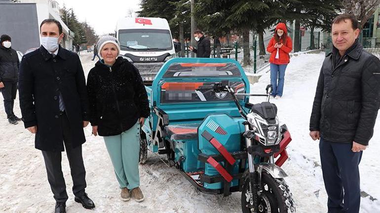 Hurda topladığı motosikleti çalınan kadına Bakan Kurumdan hediye