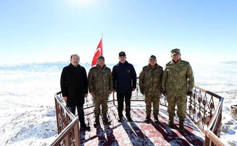 Bakan Akar TSK komuta kademesiyle sınırın sıfır noktasında