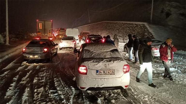 Son dakika: Ulaşıma kar engeli Trafiğe kapandı, araçlar yolda kaldı