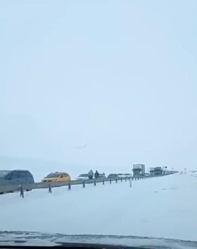 Aksaray- Adana yolunda TIR devrildi, 5 kilometrelik kuyruk oluştu