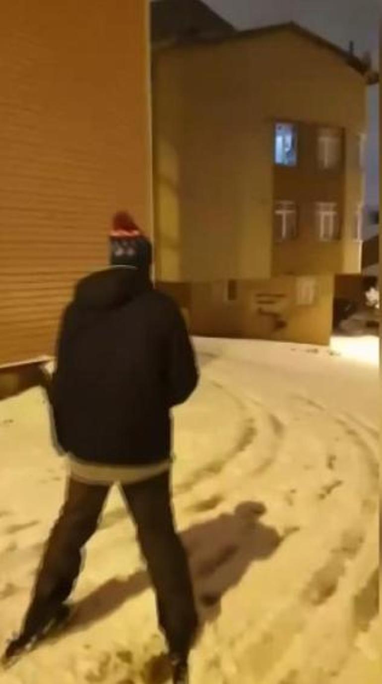 İstanbulun kar mesaisi Yolda kaldı, kayak yaptı...