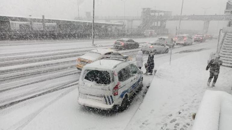 Son dakika... İstanbulda kar esareti AVMler erken kapanacak