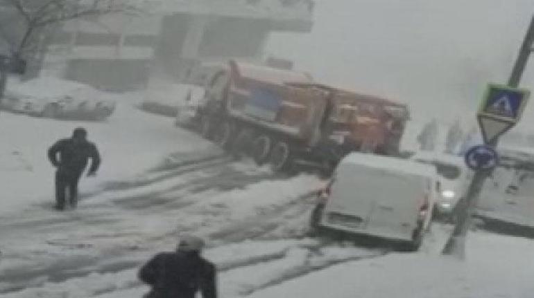 Karda kayan tuzlama aracı, yolda kalan otomobillere çarptı
