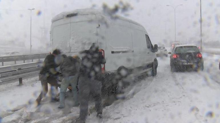 İstanbulda yollarda son durum Küçükçekmece D-100de trafik durdu