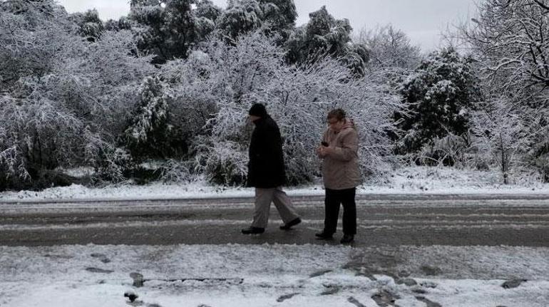 29 yıl sonra inanılmaz manzara Antalya kent merkezine kar yağdı