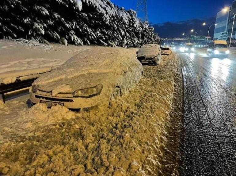 İstanbulda kar esareti Geceyi araçlarında geçirdiler