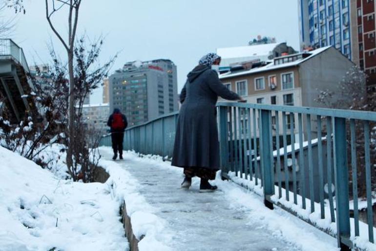 İstanbulda üst geçitlerde zorlu yolculuk kamerada