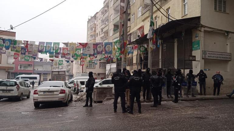 Diyarbakır’da DBP il binasına operasyon