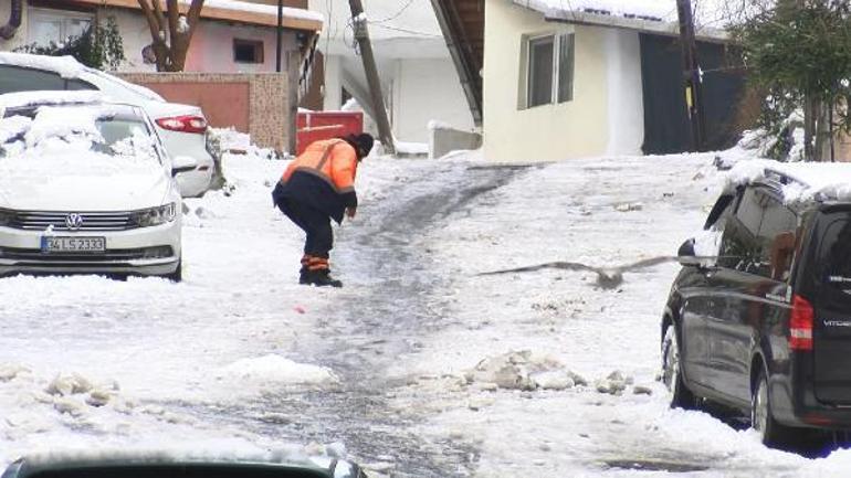Küçükçekmece ve Eyüpsultanda buz tutan yollarda kayarak düştüler