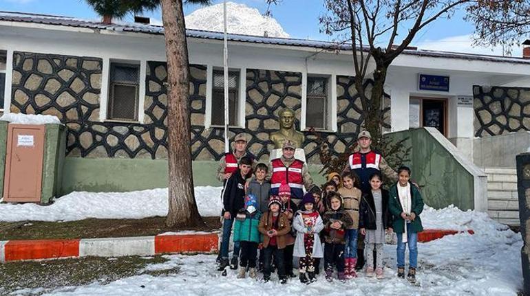 Jandarma, karakol önünde çocuklarla kar topu oynadı kardan adam yaptı