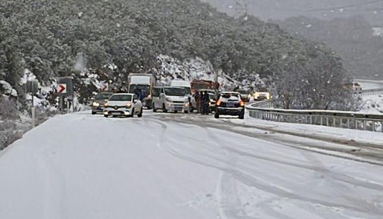 Antalyada kar yağışı; araçlar D400 yolunda kaldı