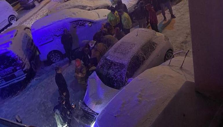 İstanbul’da karlı yolda dehşet anları: Hamile sürücü ve kardeşi ölümden döndü
