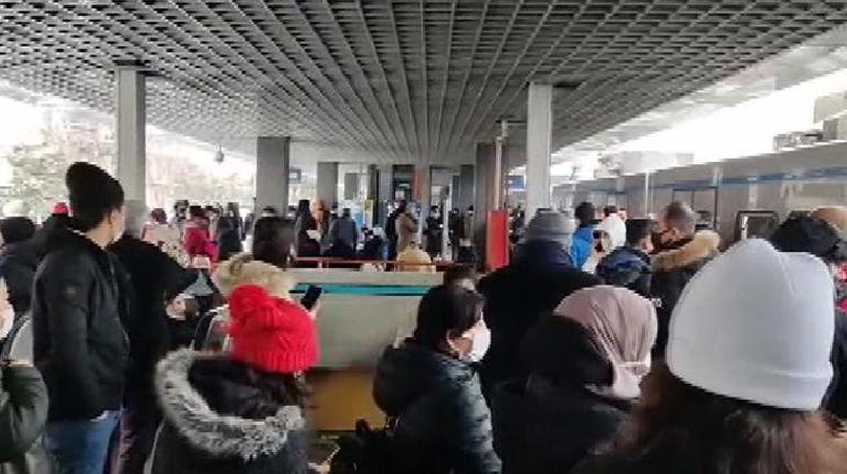 Metro arızalandı, yolcular durakta bekledi
