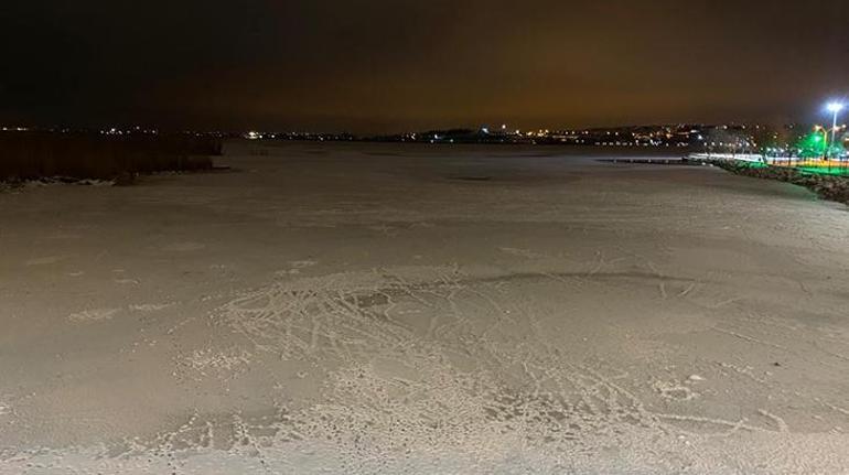 Ankarada hava sıcaklığı - 10 dereceye düştü Kuğulu Parkta sular buz tuttu