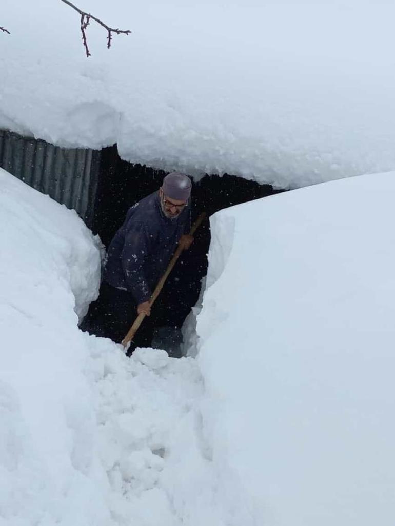 Kar kalınlığı 2 buçuk metreyi buldu Komşularına gitmek için tünel açtılar