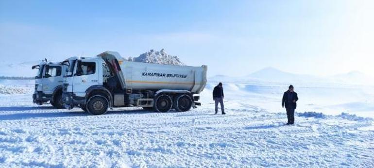 Kuruyan Meke Gölüne kamyonlarla kar taşınıyor