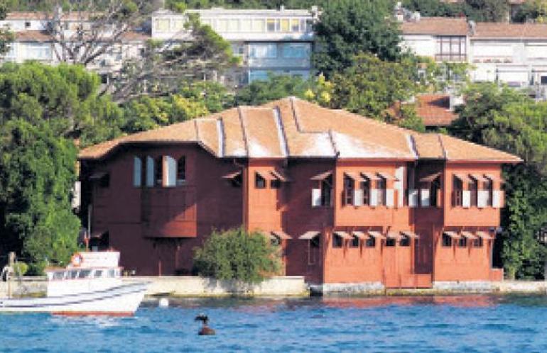 Emin ellerde yaşayan yalı