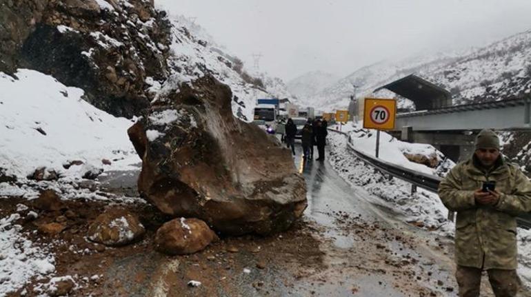 Bitliste düşen kayalar nedeniyle 1 saat trafiğe kapalı kaldı
