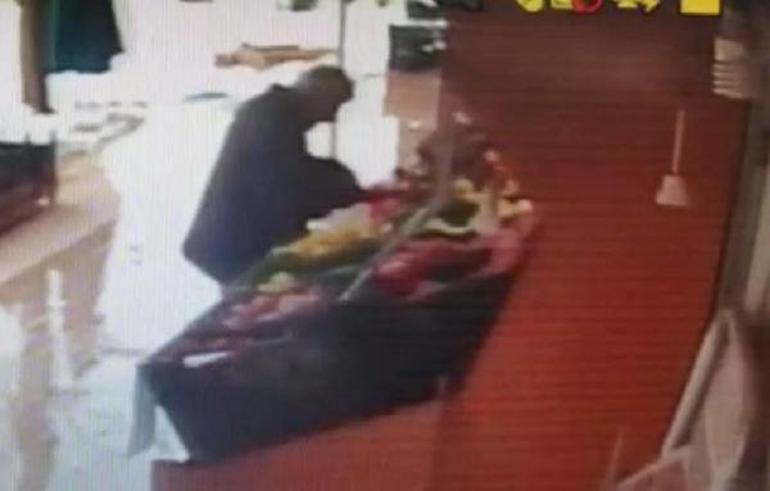 Markette alışveriş yaparken çöken tentenin altında kaldığı anlar kamerada