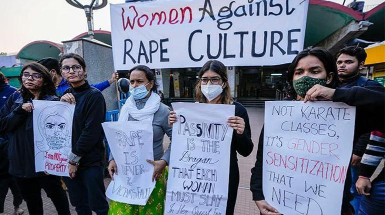 Hindistanda toplu tecavüz dehşeti Yüzünü boyayıp saatlerce yürüttüler...
