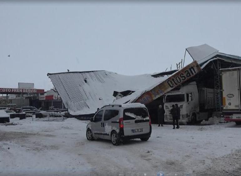 Aksaray’da iş yerinin sundurması kardan çöktü, 2 TIR hasar gördü
