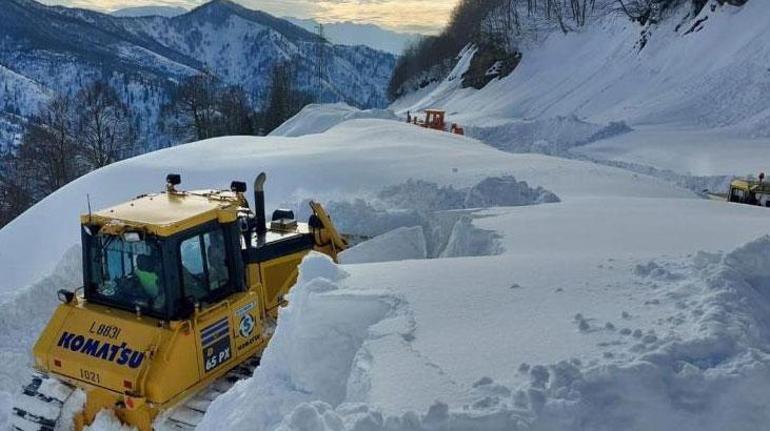 Kar kalınlığı 3 metreyi buldu Macahel yılın 6 ayı ulaşıma kapalı