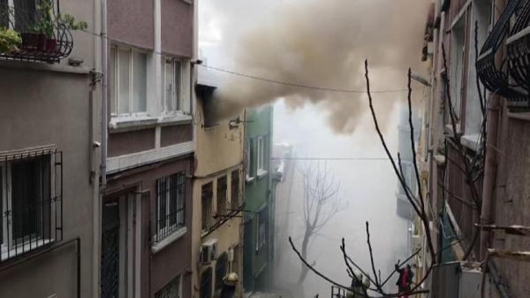 Beyoğlunda korkutan yangın Mahsur kalanlar kurtarıldı