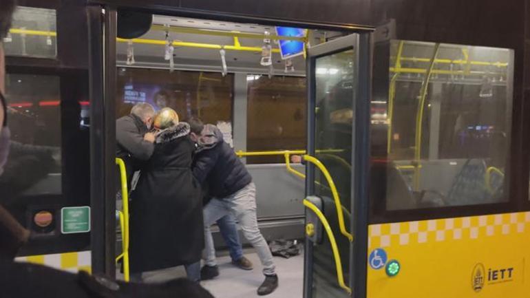 Metrobüste bıçaklı dehşet Kadınla çocuk, araya girmeye çalıştı