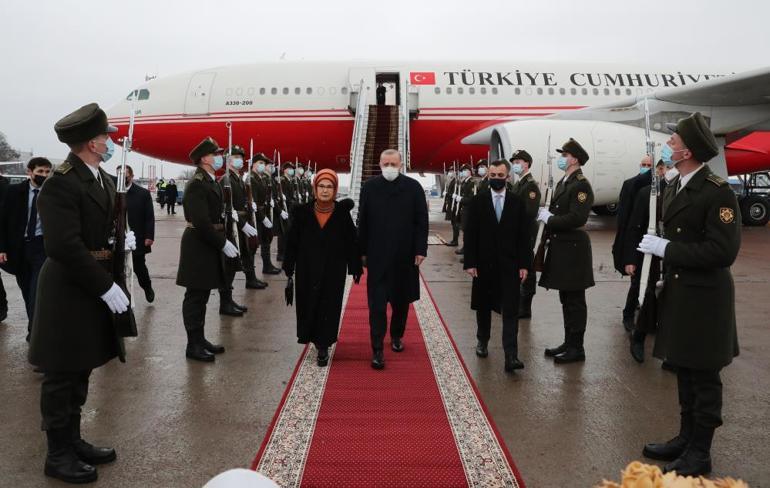 Cumhurbaşkanı Erdoğan Ukrayna’da resmi törenle karşılandı