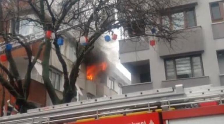 Kadıköyde daire alev alev yandı; mahalleli panik yaşadı