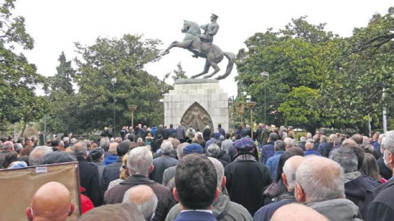 Atatürk heykeline çirkin saldırıya tepki yağdı