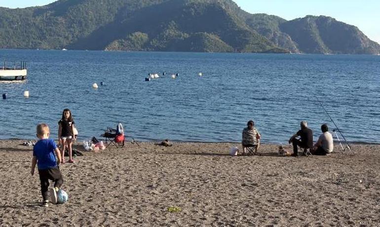 Marmariste sıcaklık 21 dereciyi gördü; sahiller doldu