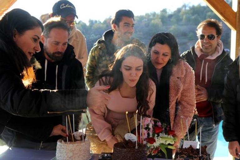Üç Kız Kardeşin başrol oyuncularından Özgü Kaya, yeni yaşını sette kutladı