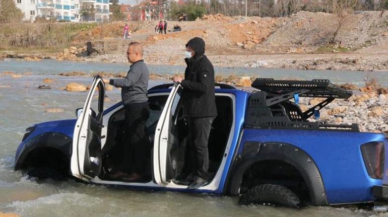 Korku dolu anlar 4 kişinin bulunduğu arazi aracı akıntıya kapıldı