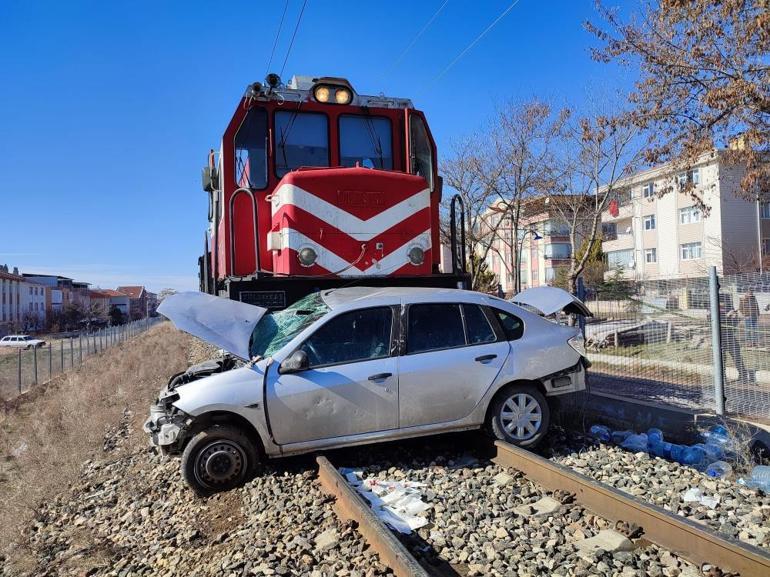 Ankarada hemzemin geçitte tren kazası: Ölü ve yaralılar var