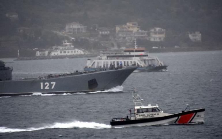 3 Rus savaş gemisi Çanakkale Boğazından geçip Karadenize doğru yol aldı