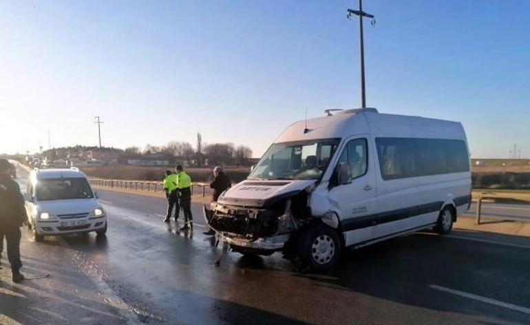 Kırklarelide yan yatan servise minibüs ve otomobil çarptı: 6 yaralı