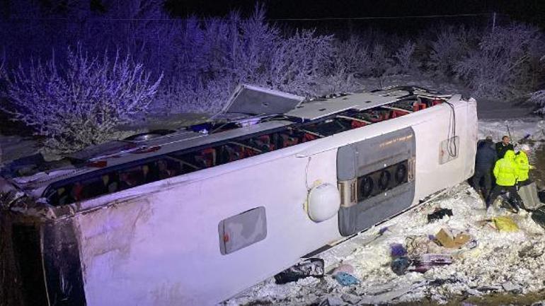 Kırklarelide yan yatan servise minibüs ve otomobil çarptı: 6 yaralı