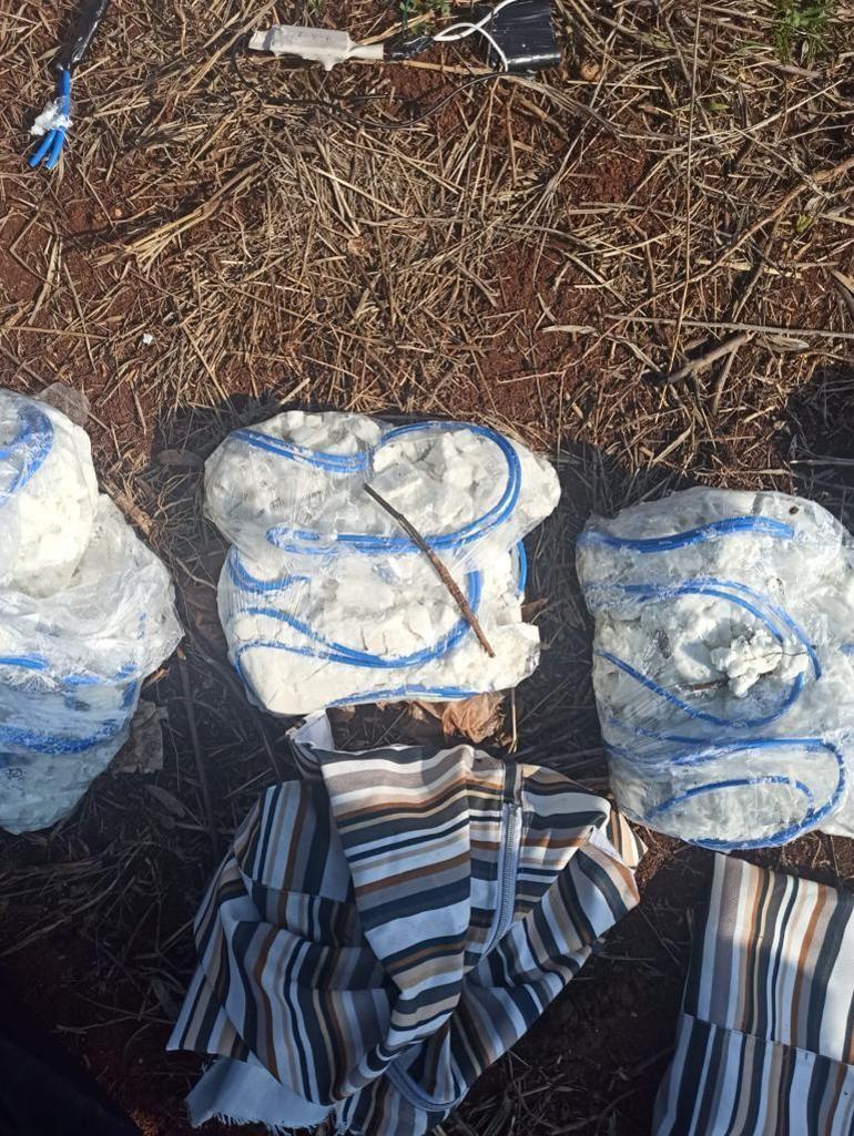 Son dakika Emniyet Genel Müdürlüğü: Afrinde 4 canlı bomba yakalandı