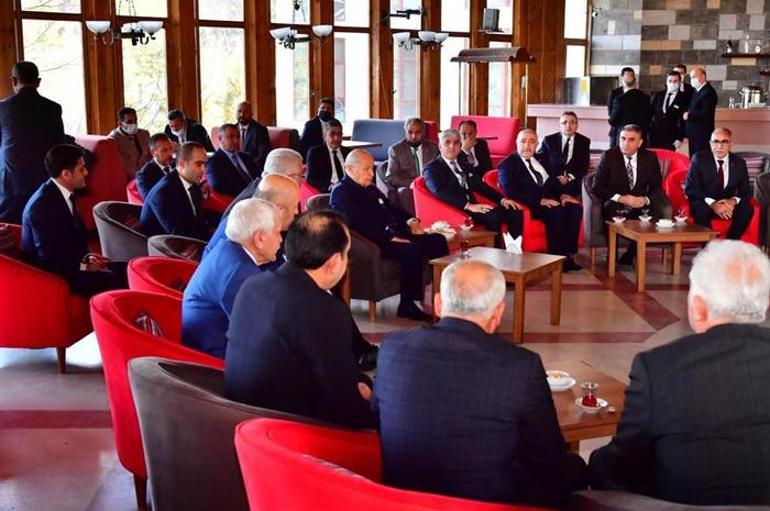 MHP lideri Bahçeli il başkanlarıyla çay içti