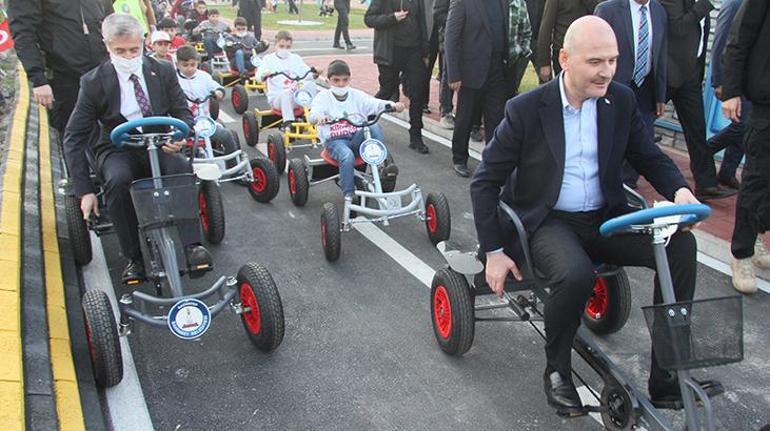 Bakan Soylu çocuklarla trafik eğitim aracı kullandı