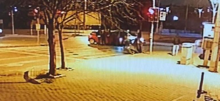 Kırmızı ışıkta 2 otomobile ateş açıldı: 2 kadın öldü, 1 yaralı