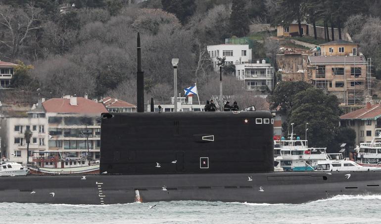 Rus denizaltısı İstanbul Boğazından geçti