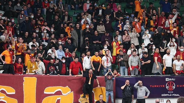 Fenerbahçe Beko olaylı derbide galip Galatasaraydan erken veda